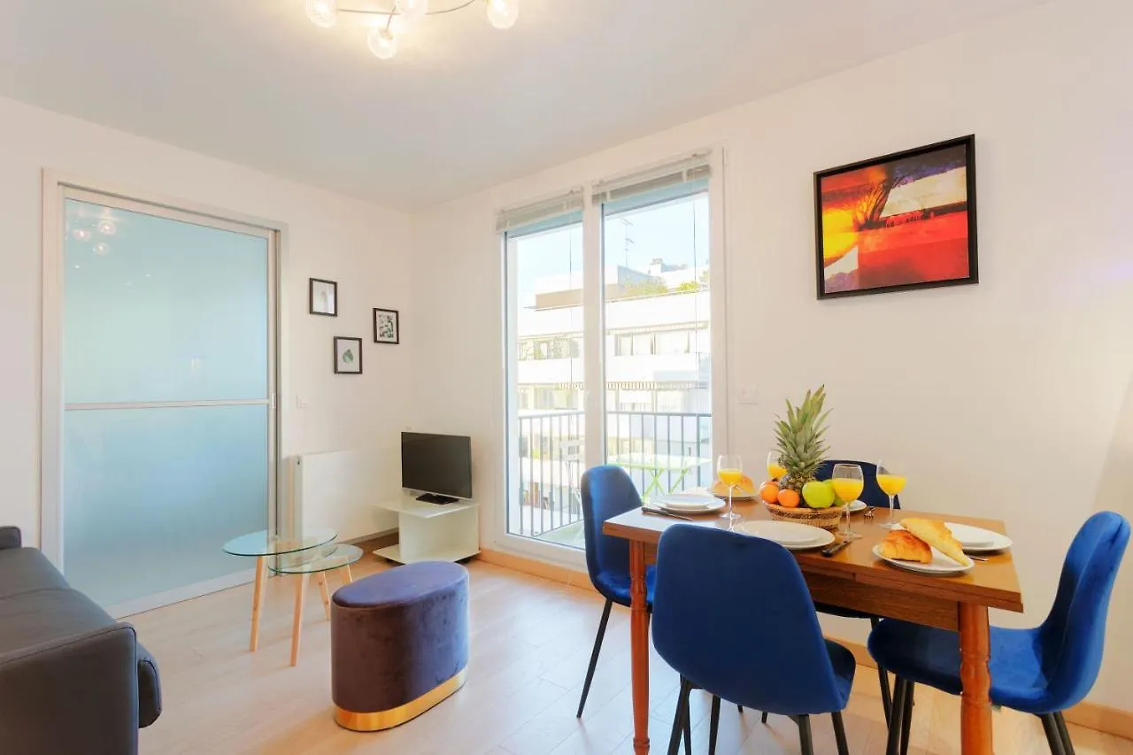 Eiffel Tower View - Private Apartment