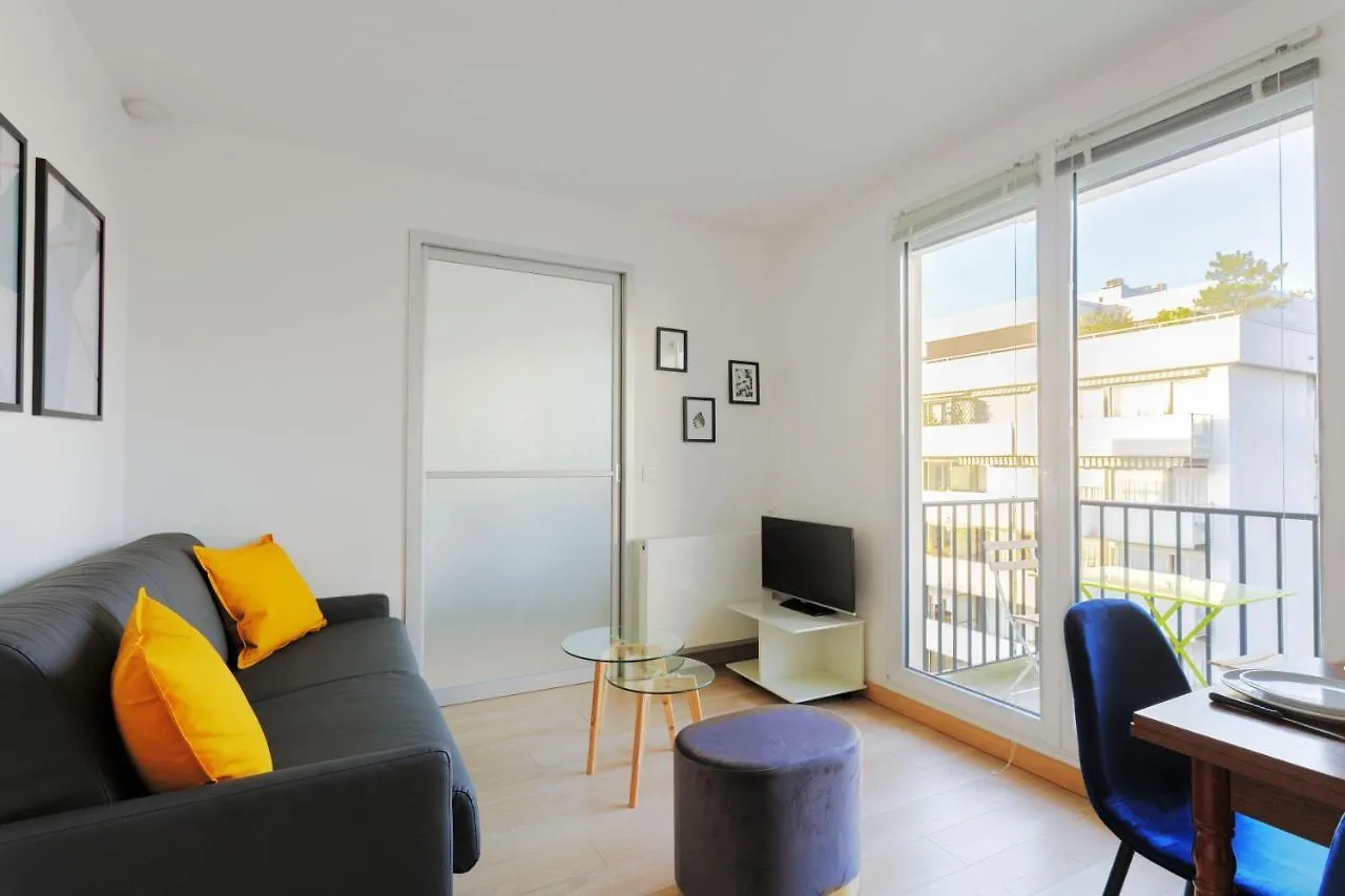 Eiffel Tower View - Private Apartment