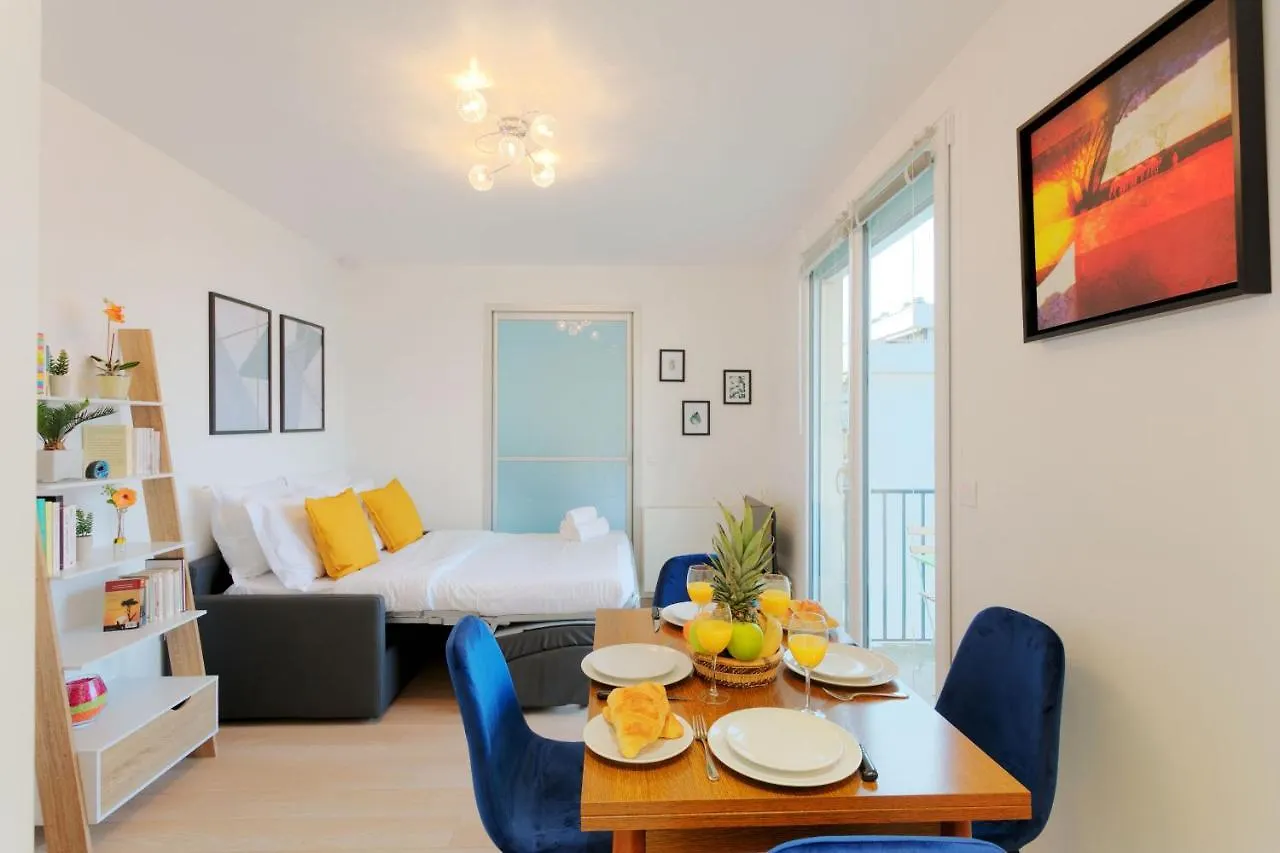 Eiffel Tower View - Private Apartment *