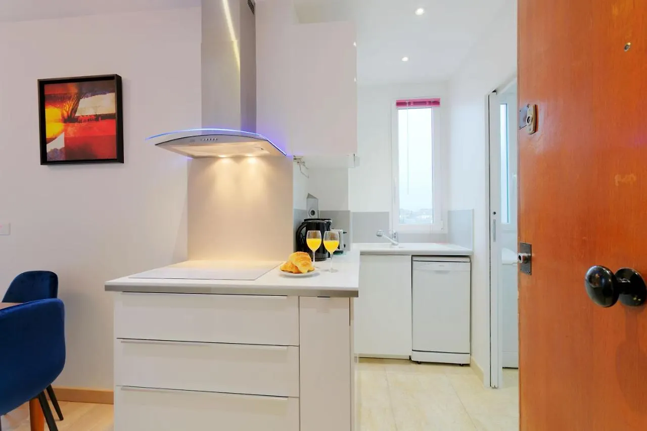 Eiffel Tower View - Private Apartment